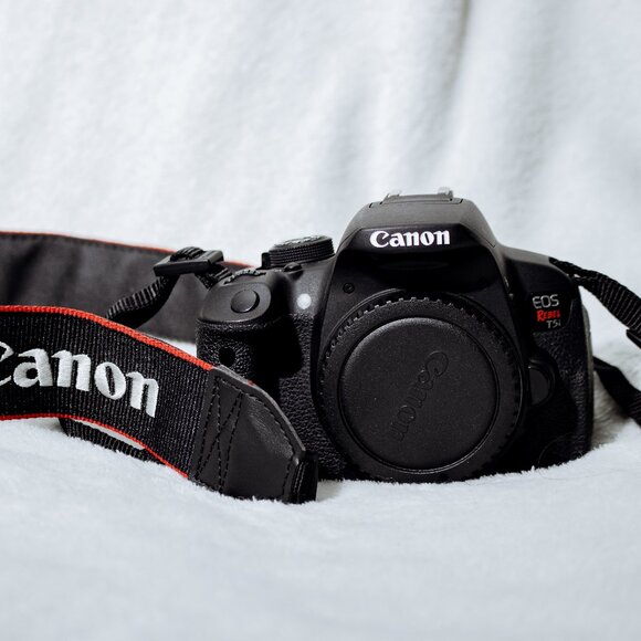 Canon EOS Rebel T5i Kit / 18-55mm Lens - Picture 1 of 7